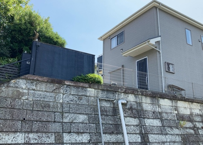 バルコニーは、建物内から室外へ楽に出入りできる便利なスペースです。また、バルコニーには手すりを付けることが義務付けられており、手すりの高さは110cm以上で施工することが建築基準法で定められています。