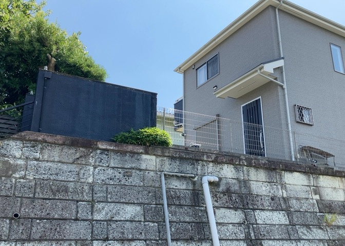 両面バルコニーは、バルコニーそのものの機能というよりかは設置の仕方による名称です。複数のバルコニーを東西や南東などの相対する場所に設置することで、通風や採光が確保しやすくなるというメリットがあります。