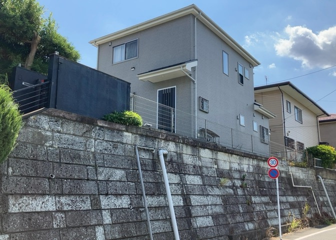 玄関は家の顔と言っても過言ではありません。現地を見学する際は玄関の広さや全体のバランスなどを見てみるといいでしょう。一般的なアプローチのしやすさだけではなく、お年寄りにも優しい設計のものだと安心です。
