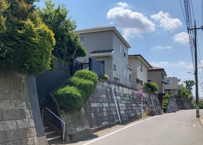 住宅用の土地では前面道路に2m以上接していなければならないと法律で定められています。しかし、お持ちの車のサイズやライフスタイルなどにより、2mでは利便が悪い場合もございますので、事前に確認しましょう。