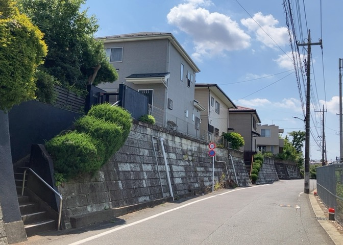 道幅が広い場所は日当たりや風通が良好です。幅が広いのですれ違いも可能ですし大きな車でも駐車可能！一方で、大型車が通ることも多くなるため交通量の増加により騒音に繋がります。また土地の値段が高くなります。