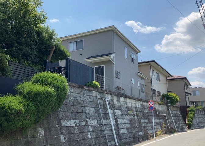 庭があることでガーデニングや家庭菜園はもちろん、こどもの遊び場やペットを放して遊ぶことができます。また、家の周囲に余裕があるということです。隣地との間があれば、十分な日当たりと、風通しが確保できます。