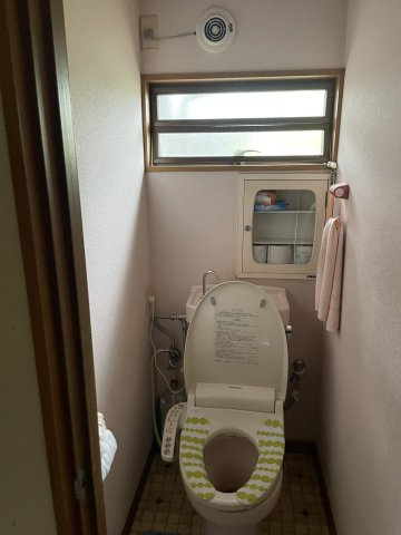 小窓から換気ができる洗面一体型タンクの温水洗浄便座付きトイレ。