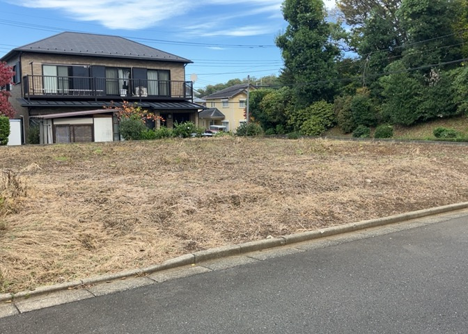 土地の形が極端に長細かったり、狭小地、あるいは道路との高低差がある傾斜地だった場合、後々売ろうとしても買い手がつかない場合もあります。後々、売却することになった時に価値の下がらない土地を選びましょう。