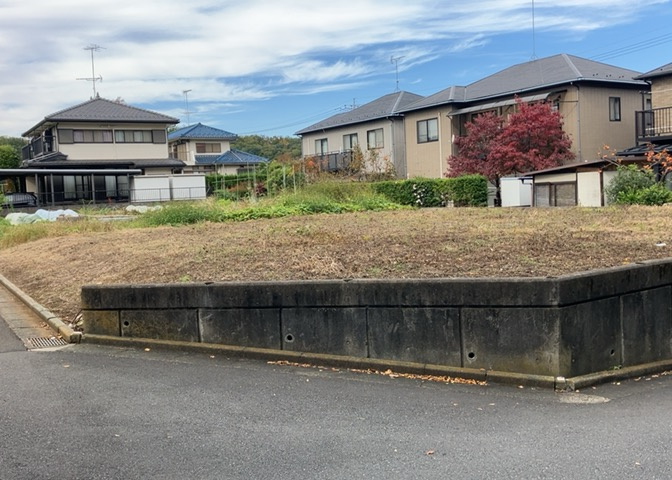 土地の面積＝住宅面積ではありません。建ぺい率の問題などで、土地のある場所によって住宅を建てられる面積は限られています。高さもしかり、「土地」という言葉の中には、建築条件も含まれると考えておきましょう。