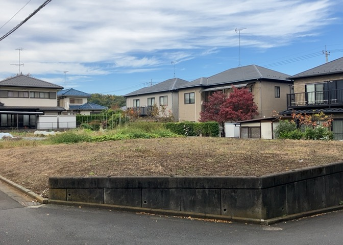 家を建てる場合、方位は要チェックです。現実的に日当たりのよい家ならばリビングは南側、建築基準法でも北側に当たる家への配慮は求められています。土地を見学に行く際は、方位磁針を持って行くようにしましょう。