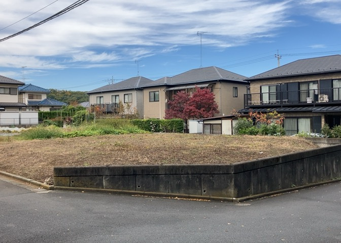 土地を買う際、住む地域の自治体や福祉の補助制度にも注目してみましょう。子供や老人の医療補助やゴミ出しのルールなど、自治体によってルールに大きな違いがあるため、暮らしやすい土地で判断するとよいでしょう。