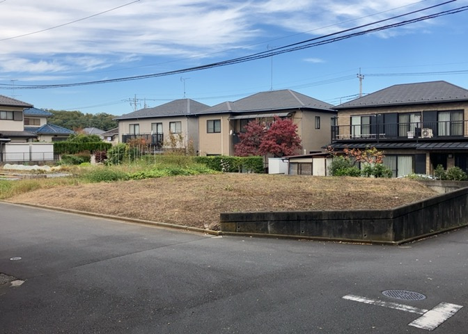 現地に行くなら、物件の周囲の地形がどうなっているかを見ることも大切です。周辺より低くなっている土地では、大雨などで水が集まりやすいため、地盤が弱くなっているということも考えられるため、注意が必要です。