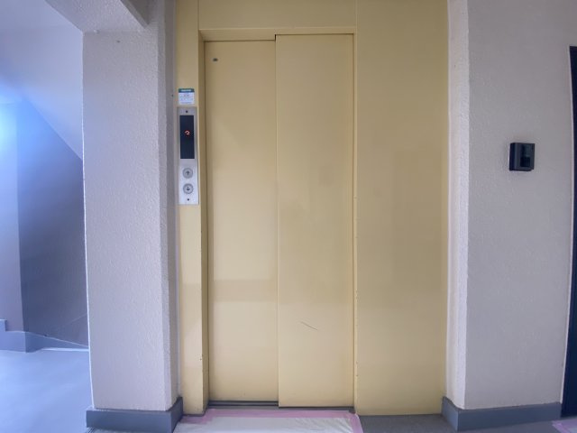 お部屋横にすぐエレベーターがあり、買い物後でも荷物を楽々運ぶことができます♪