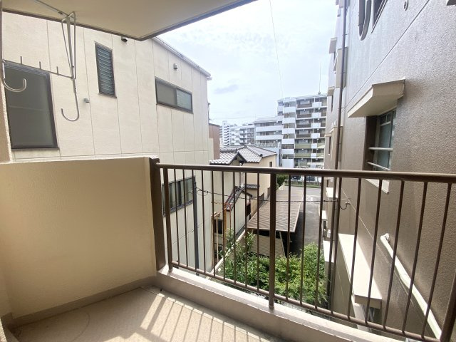 南側バルコニー、奥行きもあり広々しています♪陽当たりも良いです♪