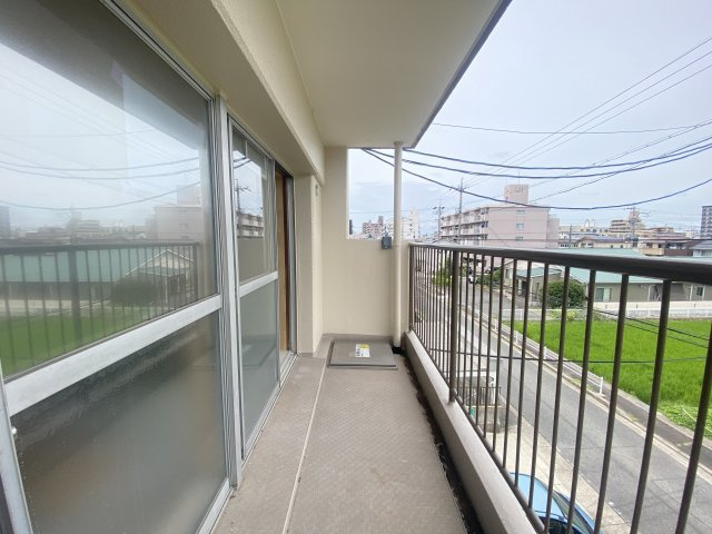 北側バルコニー、前面に建物が無いので、風通り眺望も良好ですよ♪