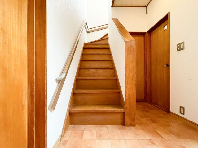 玄関を入った右手には2階に続く階段があります。全体的にゆとりのある空間です。