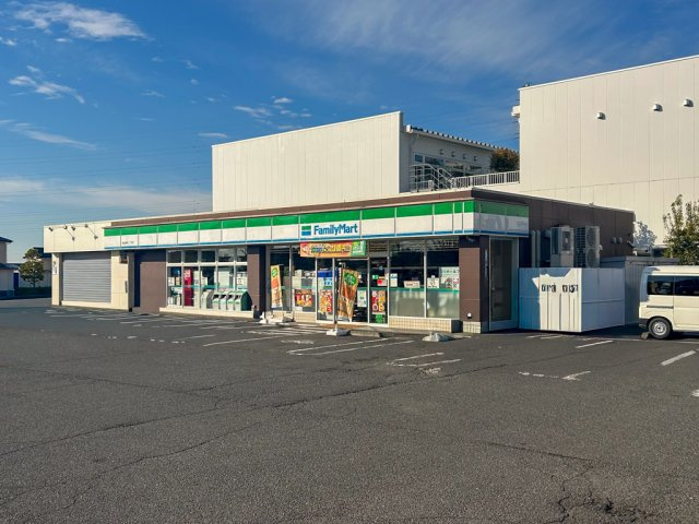 ファミリーマート　稲城長峰二丁目店　約1005ｍ（徒歩13分）
