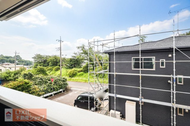 【建物からの眺望】現地完成写真。バルコニーからの景色。十分な間隔が確保されております。
