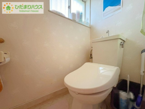 小窓が付いているので、トイレも明るい空間になっております♪