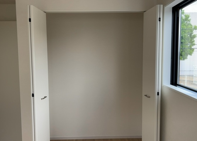 デザイン性を重視しすぎて収納が少なかった！なんてことにならないため、事前に現地で収納の数を確認しておくことをお勧めします。クローゼット以外にも床下収納や屋根裏収納、パントリーなどもチェックしましょう。