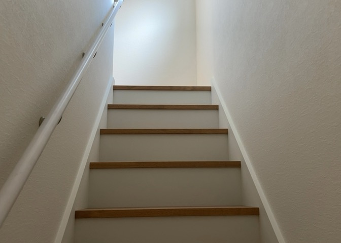 建物の上下階の通路である階段は、その位置によって動線や室内の印象が大きく左右されます。手摺にも重要な役割があり、転倒の防止・歩行や動作を円滑にして日常生活を支えることを主な目的として設置されています。