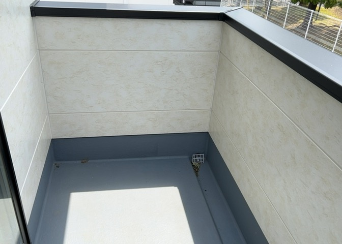 バルコニーは、室外の専用スペースのうち、「屋根がなく開放された空間」であるものを指します。ベランダより広いタイプのものが多く、日当たりもよいため家庭菜園などを楽しみたい人にとって適した環境となります。