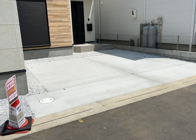 駐車場と明記されていても、最小スペースでつくられた駐車場だと大型車は駐車できなかったり、出入りしにくくなったりする可能性があります。お車のサイズと購入したい物件の駐車場のサイズを現地で確認しましょう。