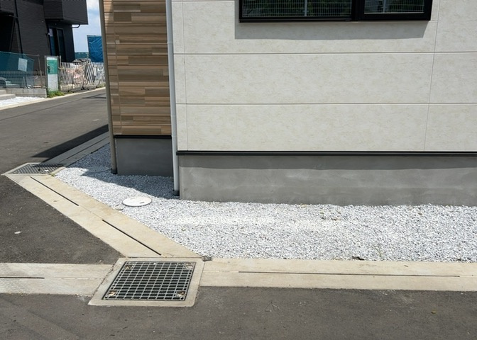 木造住宅とは土台、壁、柱など建築物の強度を支える構造体の材に木が使用されている構造を指します。構造体は建物の自重を支えるだけではなく風圧や水圧、積裁荷重などあらゆる衝撃に耐えるための基礎です。