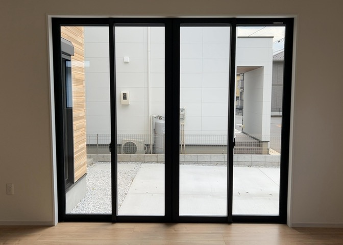 サッシとは、ガラス窓に使用される金属製の窓枠のことです。一般的に住宅建築では、金属製建具工事の段階で備え付けるもので、ガラス類や玄関、バスルームのスチール製のドアなどと同じタイミングで工事を行います。