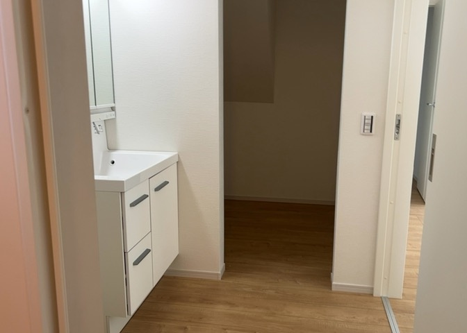多くの戸建て住宅で見かける洗面脱衣所は、洗面台と洗濯機が2畳ほどのスペースに並べられていて、洗面所が脱衣所を兼ね備えている間取りが一般的です。お客様が利用することもある、パブリックな空間でもあります。