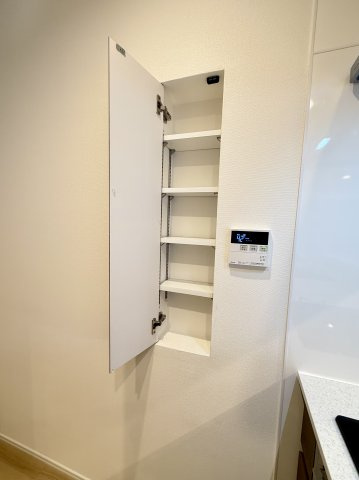【キッチン収納】　調理器具やお皿の収納に便利な、使い勝手の良いキッチン収納です。