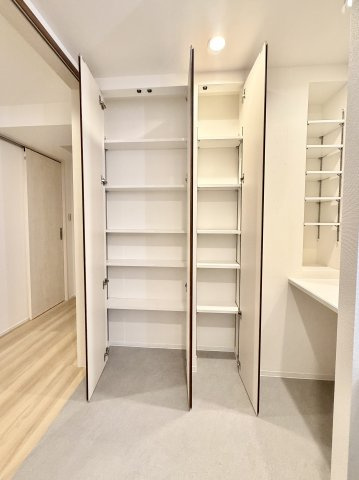 【洗面所収納】　タオルや洗面用品の整理に便利な、ゆとりのある洗面所の収納スペースです。