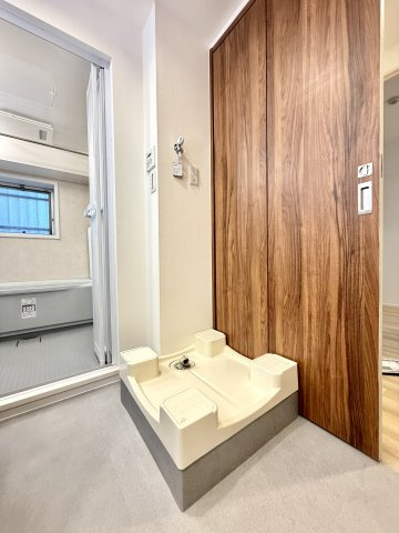【室内洗濯機置き場】　天候を気にせず洗濯できる、室内に設けられた洗濯機置き場です。