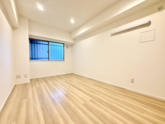 【洋室約7.8帖】　ゆとりのある広さで、ご夫婦の寝室としても十分な余裕があります。