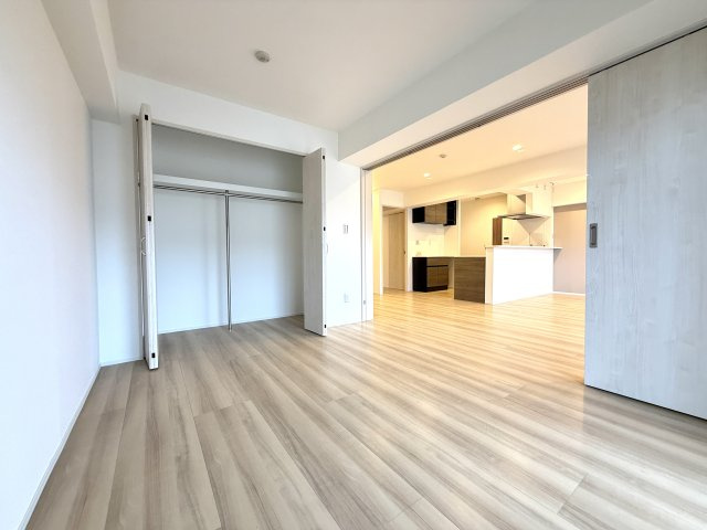 【洋室約6.2帖】　明るい日差しが差し込む、お子様が伸び伸び過ごせるお部屋です。