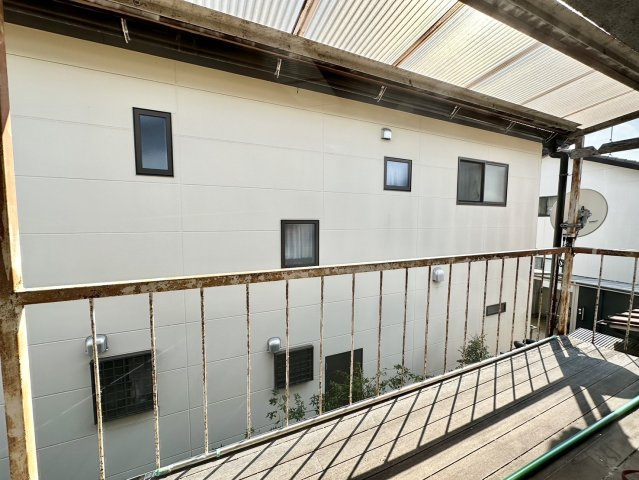 二階南側にあるバルコニー。ゆとりある広さです。屋根のある部分もあり、少々の雨なら、洗濯物が濡れるのを気にすることなく干せますね！普段使わない物を置いておく場所にも重宝します。ぜひ一度ご内覧下さい！