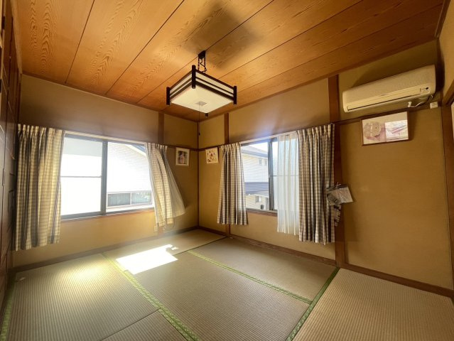 趣ある障子と木の梁が印象的な1階和室。畳のやわらかな質感が心地よく、客間やお子さまの遊び場、将来の寝室としても活用できます。襖を開放すると縁側があり、落ち着いた和の雰囲気を大切にした一室です。