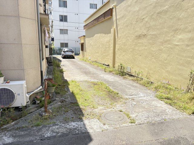 現況は駐車場（賃貸中）として利用されています。収益物件や住宅用地に最適です。