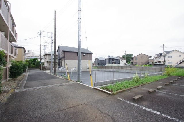 北道路、西側は駐車場
