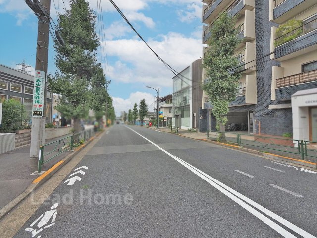 見通しが良く歩道もしっかり整備された前面道路！毎日の通勤やベビーカーでのお散歩も安心ですね♪