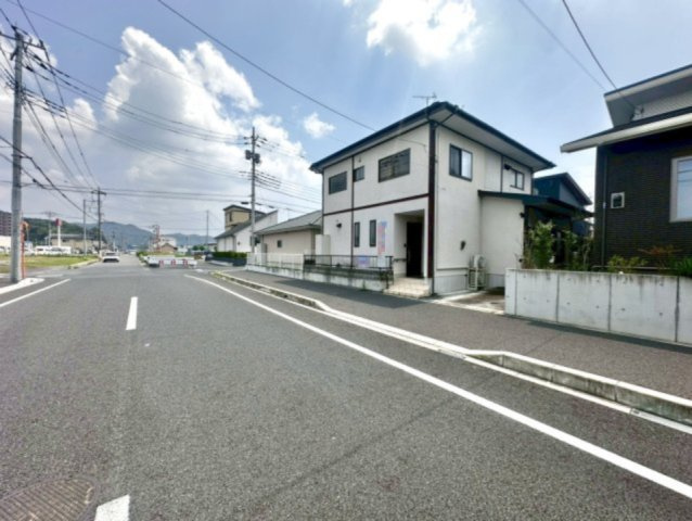■外観｜前面道路が広く見渡しが良いです！車通りも多くないので、車の安全確認もばっちり！