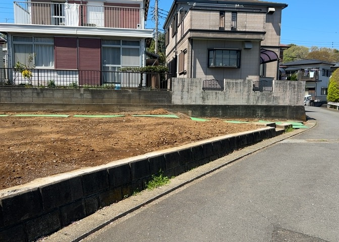 土地の形が極端に長細かったり、狭小地、あるいは道路との高低差がある傾斜地だった場合、後々売ろうとしても買い手がつかない場合もあります。後々、売却することになった時に価値の下がらない土地を選びましょう。