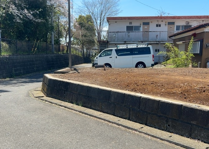 土地の面積＝住宅面積ではありません。建ぺい率の問題などで、土地のある場所によって住宅を建てられる面積は限られています。高さもしかり、「土地」という言葉の中には、建築条件も含まれると考えておきましょう。