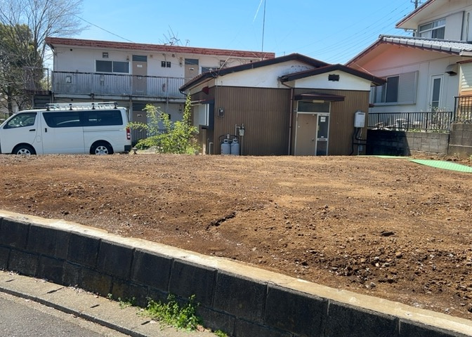 家を建てる場合、方位は要チェックです。現実的に日当たりのよい家ならばリビングは南側、建築基準法でも北側に当たる家への配慮は求められています。土地を見学に行く際は、方位磁針を持って行くようにしましょう。