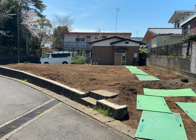 土地の前の道路に消火栓が設置されていることがあります。この場合、道路交通法第45条第1項により、駐車禁止の場所が指定されています。そのため、車庫などの駐車スペースをつくることができない場合があります。