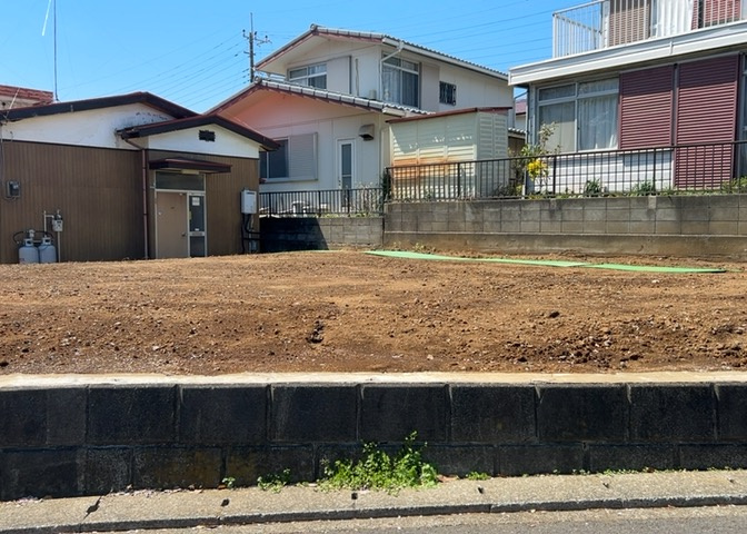 現地に行くなら、物件の周囲の地形がどうなっているかを見ることも大切です。周辺より低くなっている土地では、大雨などで水が集まりやすいため、地盤が弱くなっているということも考えられるため、注意が必要です。
