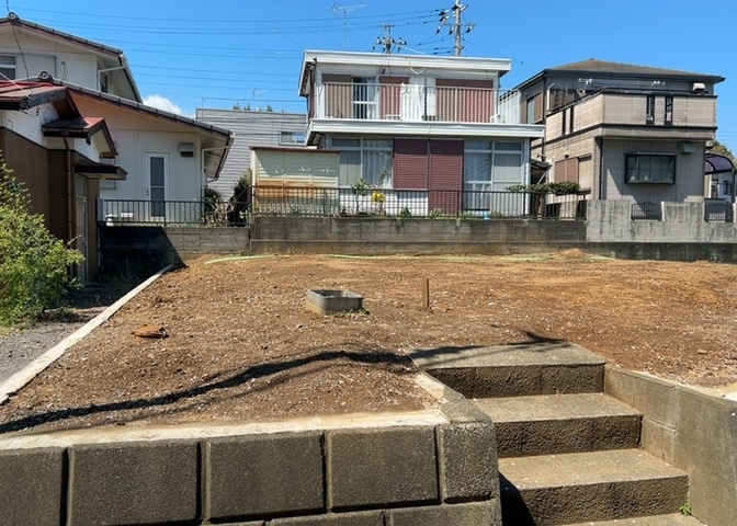 土地購入を検討されている場合、境界杭がない状態で購入してしまうと境界確定測量をする必要があり、費用がかかります。購入の前に、売主、隣土地所有者立ち合いのもと境界を確定し境界杭を設置するのがベストです。