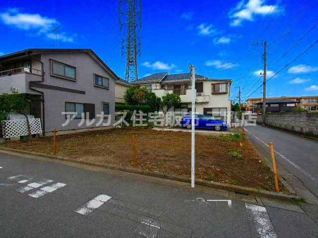 明るく開放的な角地敷地。理想の間取りやプランに合わせて建築をご計画いただけます。