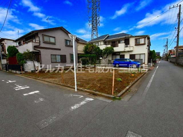 解体完了済みのすっきりとした更地。角地につき開放感があり、陽当たり・通風ともに良好です。