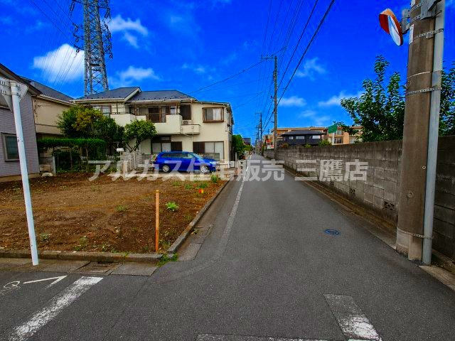 建築条件付き売地として販売中の更地。自由な間取りで夢のマイホームをご検討いただけます。