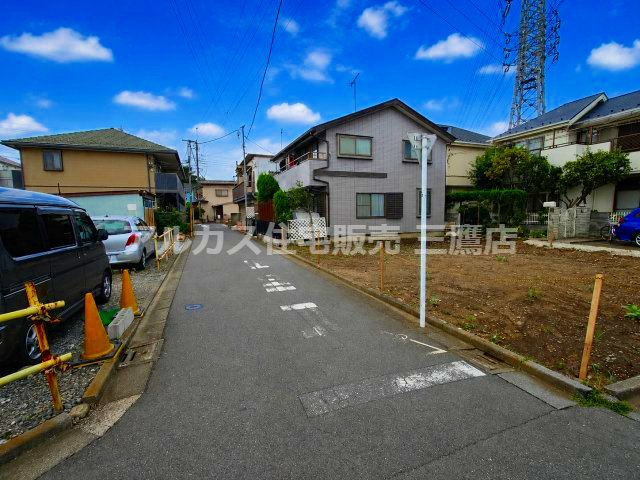 前面道路は綺麗に整備されており車の出し入れもスムーズ。静かで落ち着いた住宅街です。
