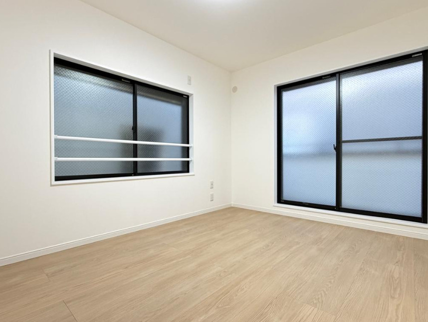 3階南向き洋室です。二面採光で明るい空間♪ウォークインクローゼット収納にも注目です。
