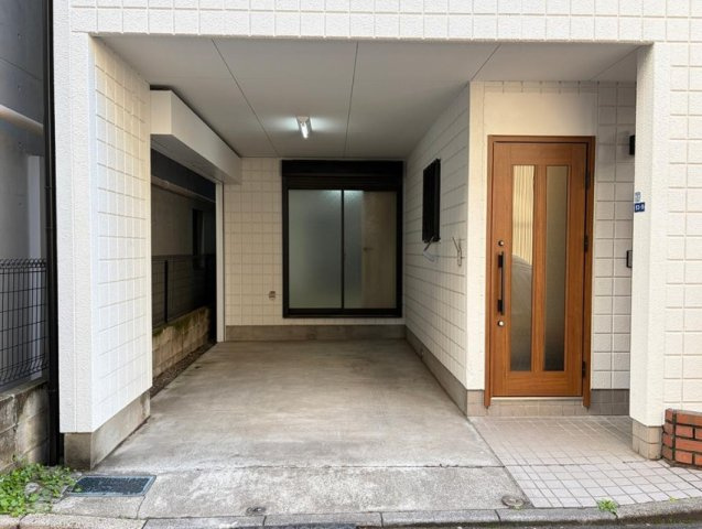 ビルトガレージになっており、濡れることなく移動可能です♪