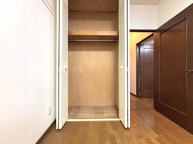 洋室には収納がございます。